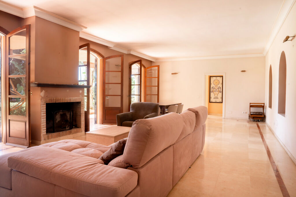 Detached Villa Estepona Málaga - image 3