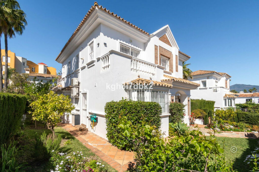 Detached Villa Estepona Málaga - image 3