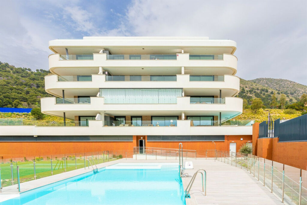 Middle Floor Apartment Fuengirola Málaga - image 2
