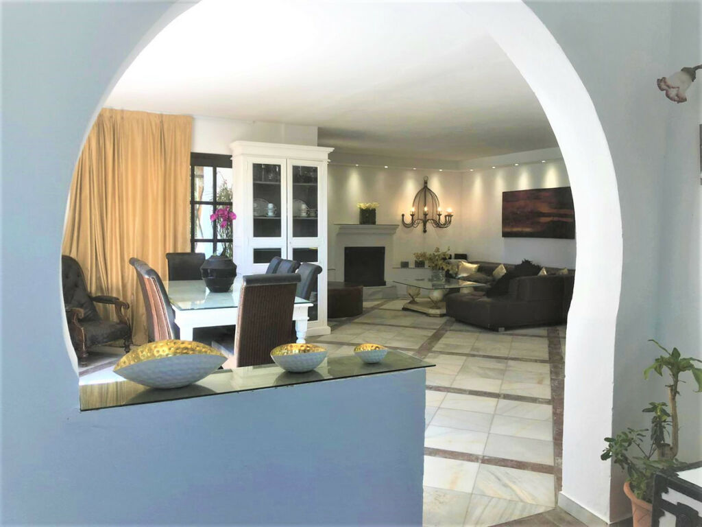 Detached Villa Estepona Málaga - image 3
