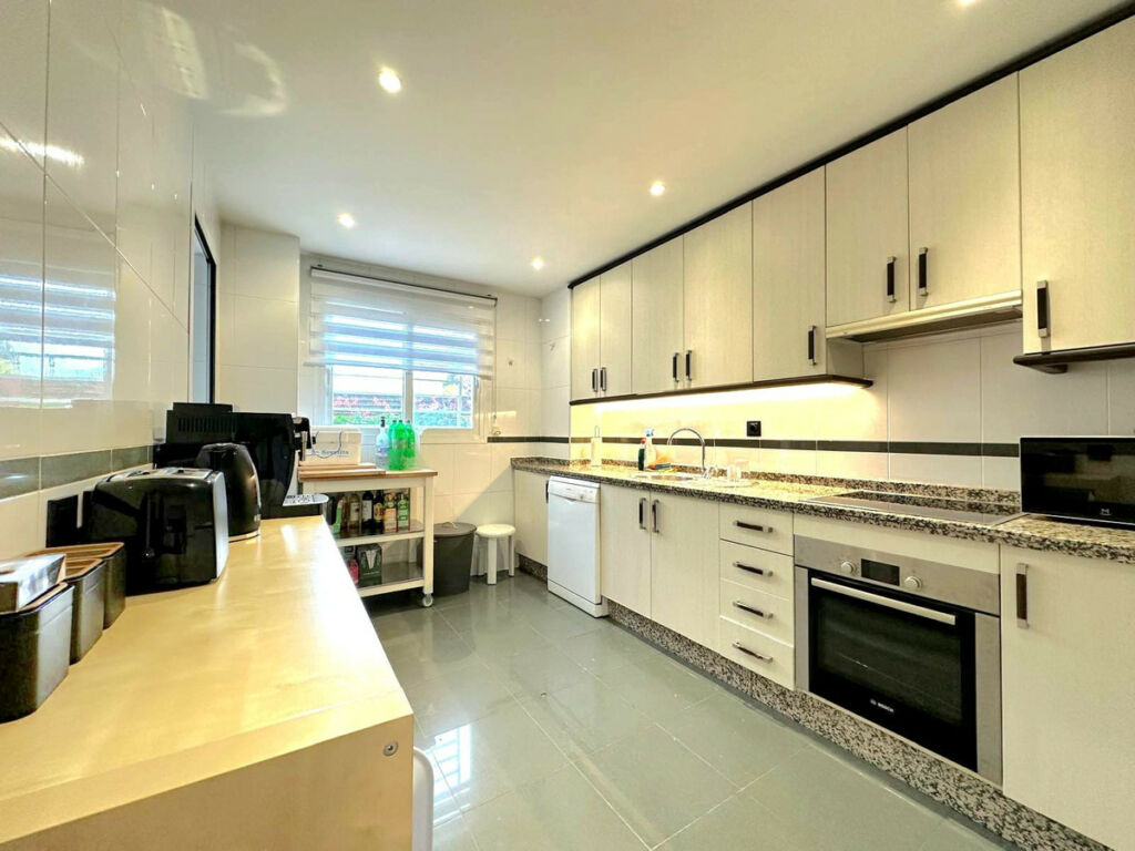 Middle Floor Apartment Selwo Málaga - image 3