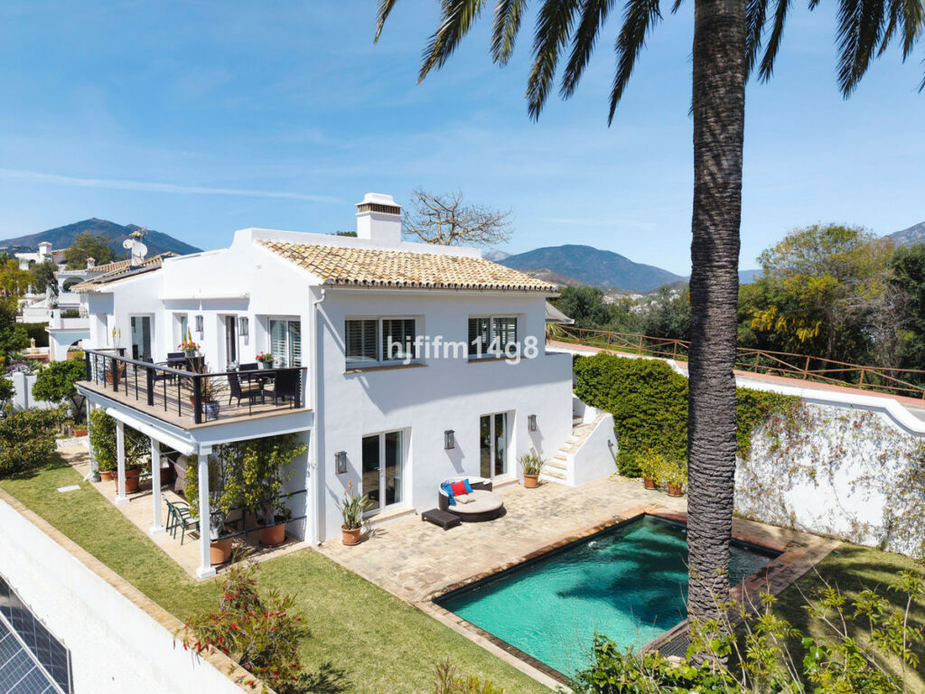 Detached Villa Nueva Andalucía Málaga - image 3