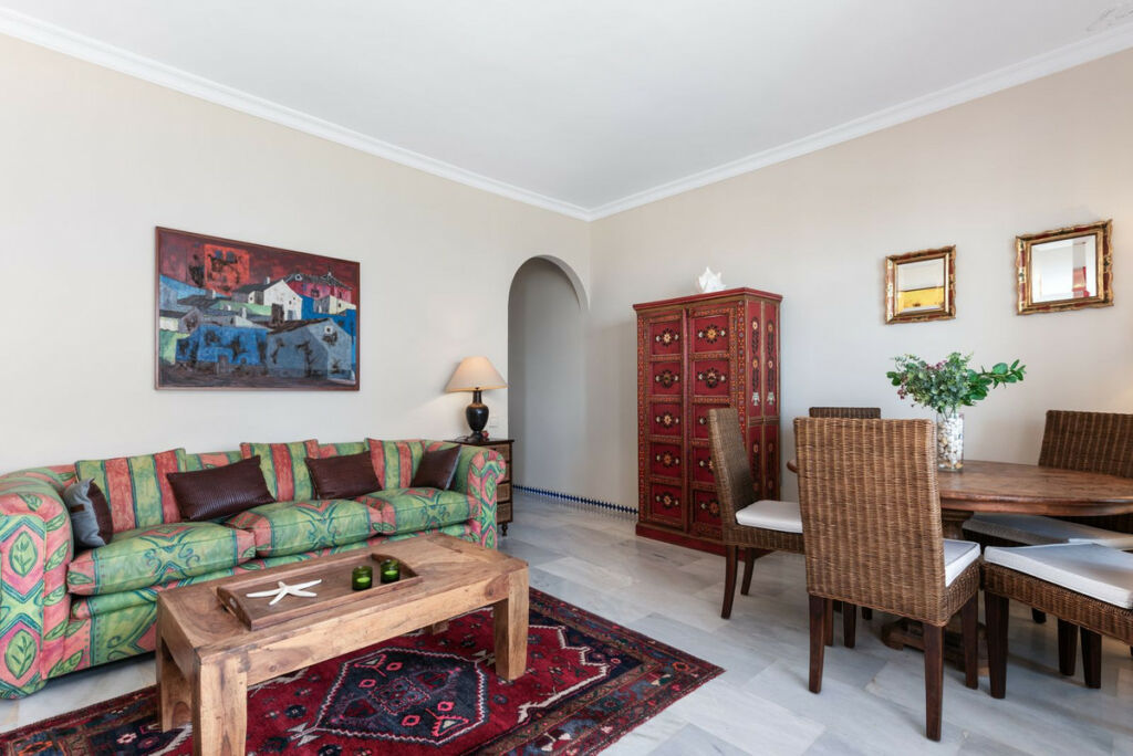 Middle Floor Apartment Estepona Málaga - image 4