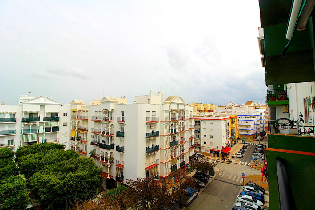 Middle Floor Apartment Estepona Málaga - image 3