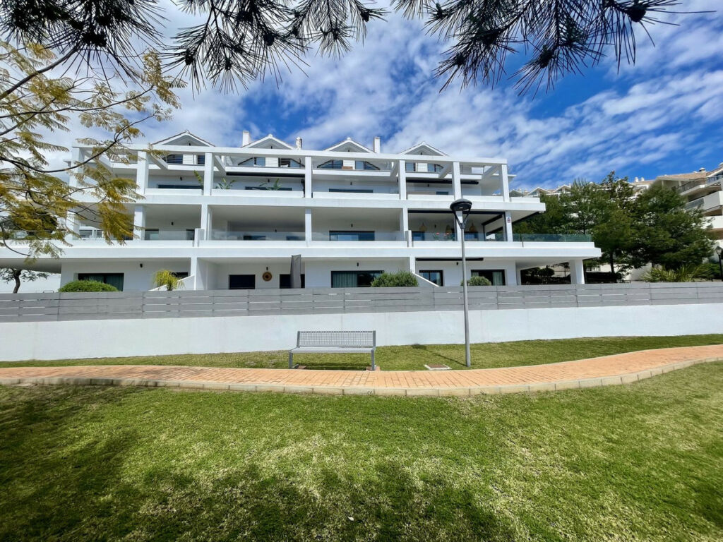 Middle Floor Apartment Estepona Málaga - image 4