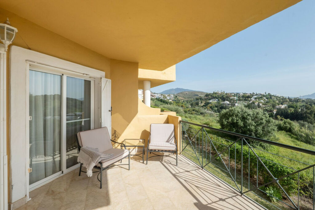 Middle Floor Apartment Estepona Málaga - image 3