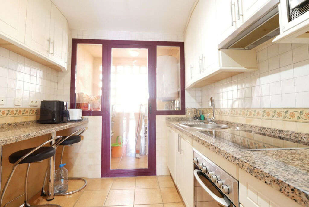 Middle Floor Apartment Calahonda Málaga - image 3