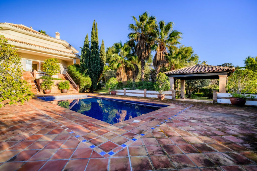 Detached Villa Nueva Andalucía Málaga - image 4