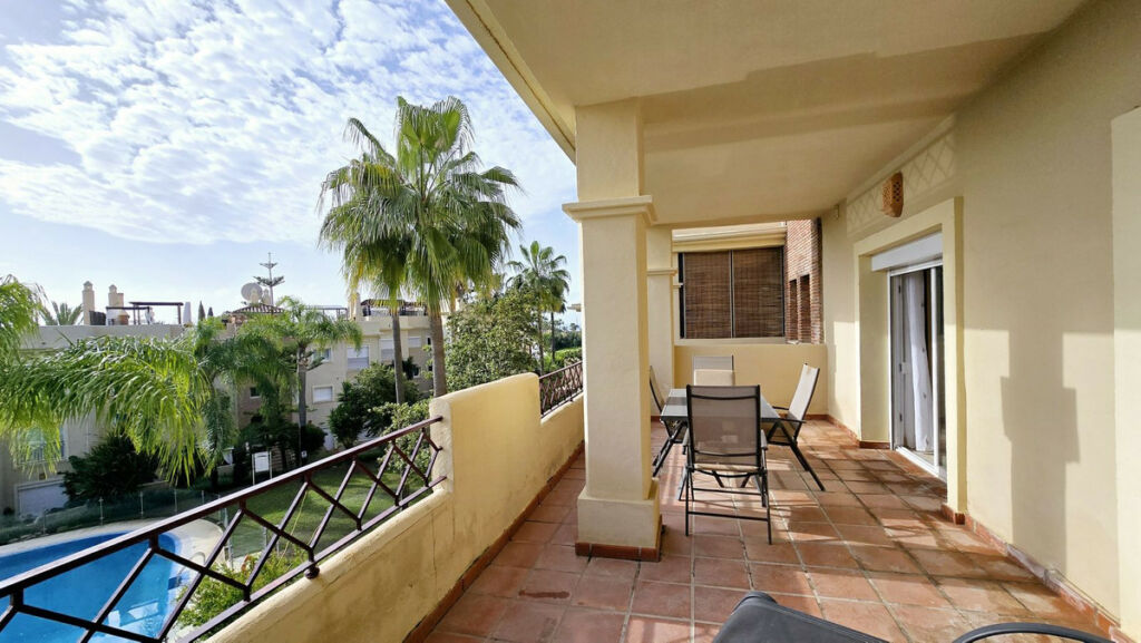 Middle Floor Apartment Estepona Málaga - image 3