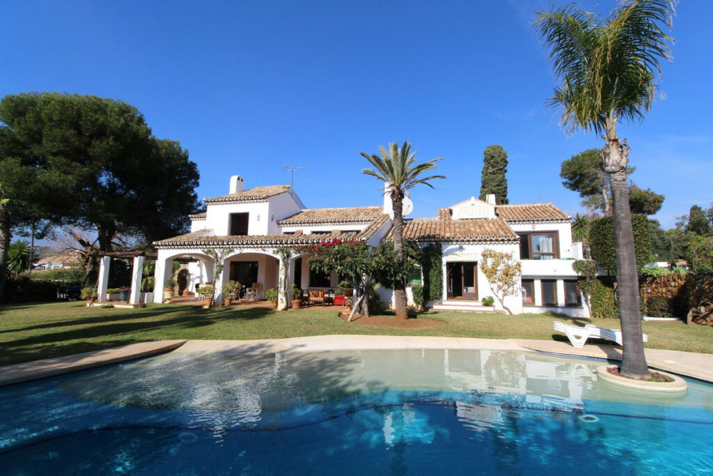 Detached Villa New Golden Mile Málaga - image 3