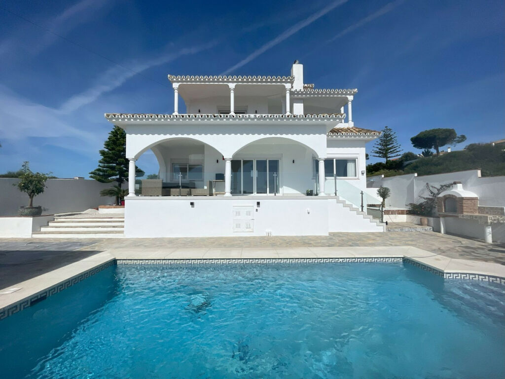 Detached Villa La Duquesa Málaga - image 3