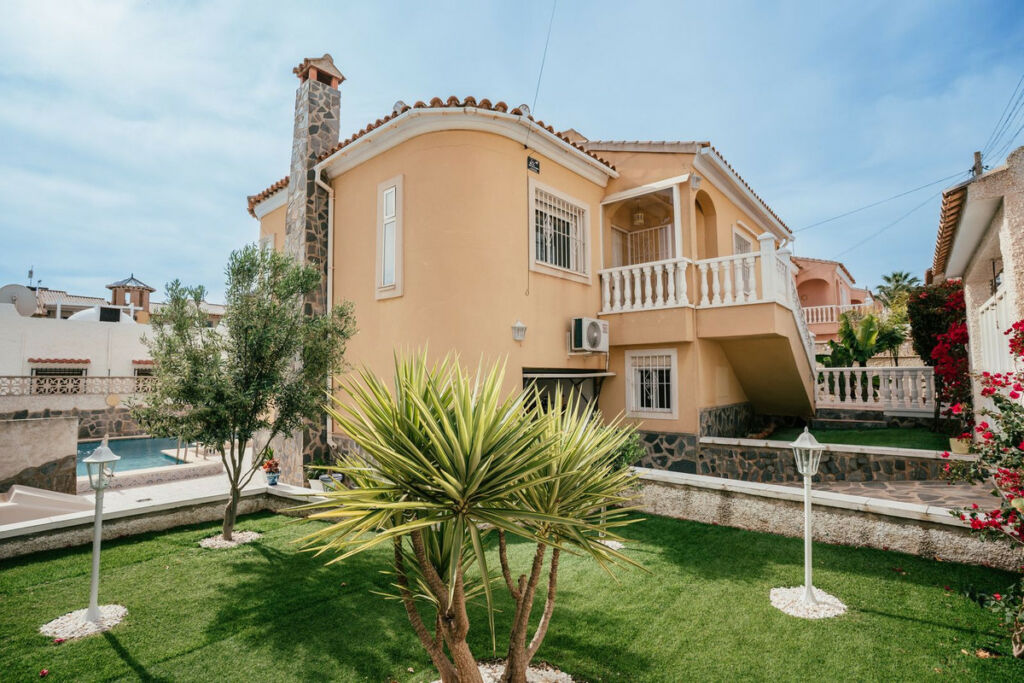 Detached Villa Villamartin Alicante - image 3