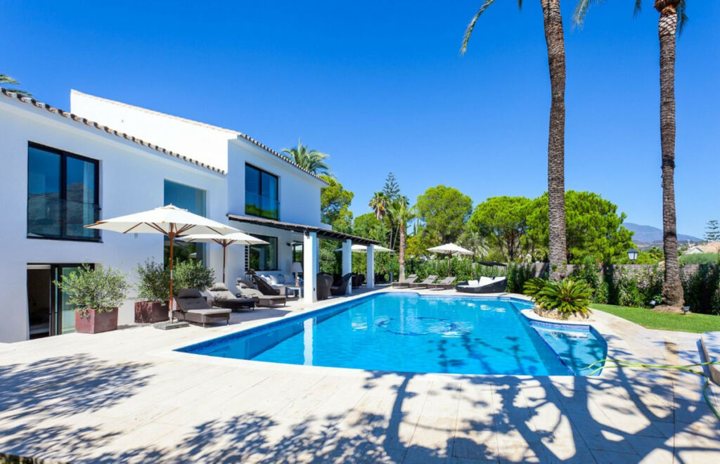 Detached Villa Nueva Andalucía Málaga - image 2