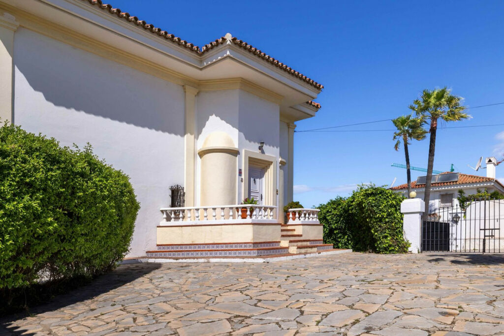 Detached Villa Estepona Málaga - image 31