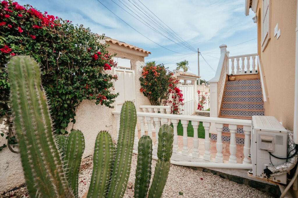 Detached Villa Villamartin Alicante - image 31