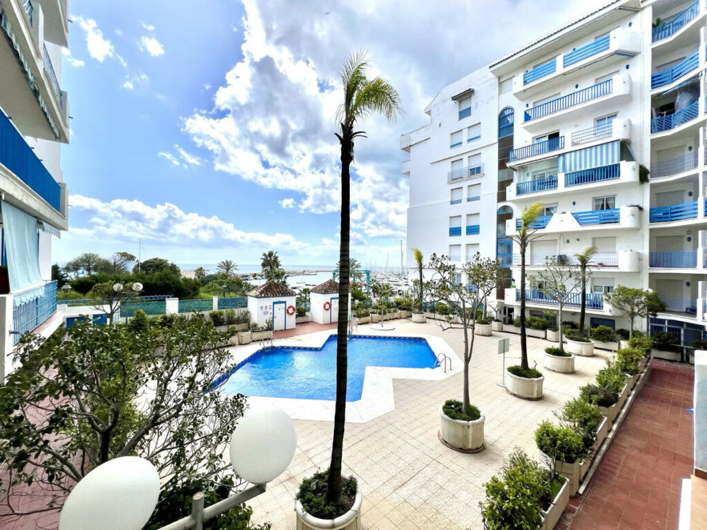Middle Floor Apartment Estepona Málaga - image 32