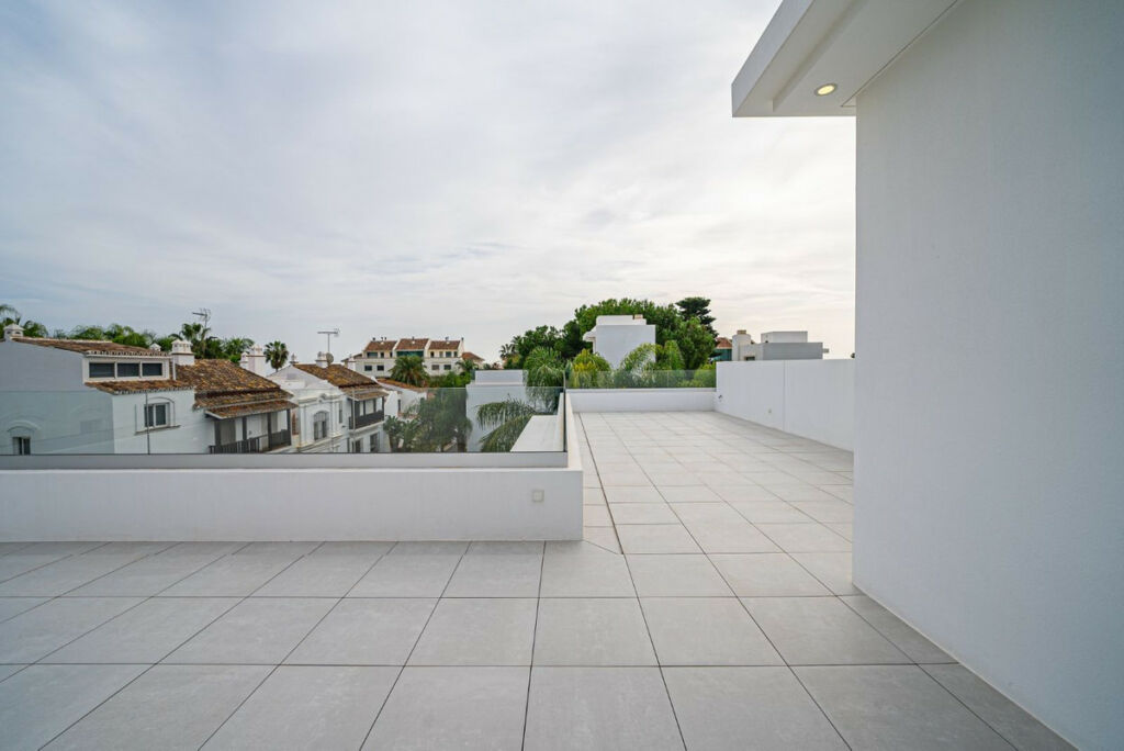 Detached Villa The Golden Mile Málaga - image 35