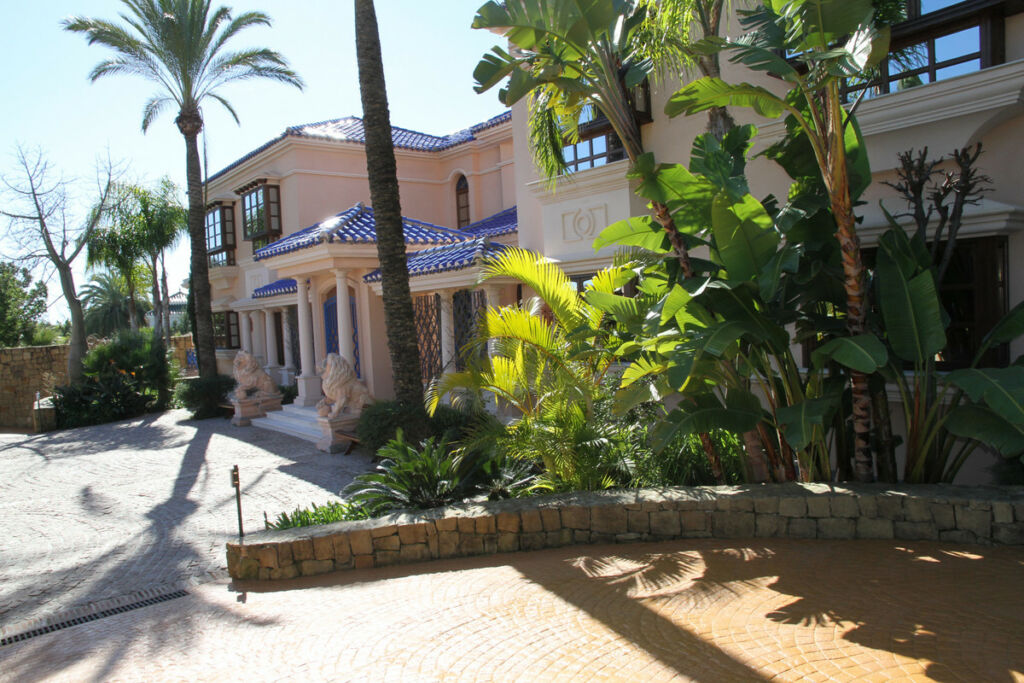 Detached Villa Nueva Andalucía Málaga - image 36