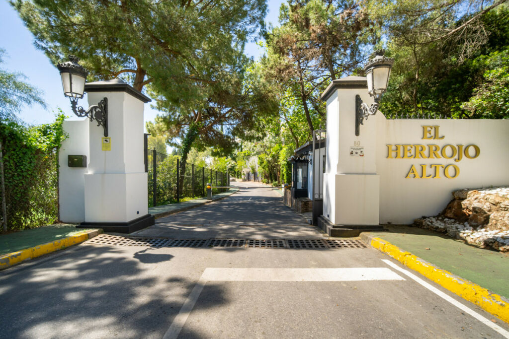 Detached Villa Benahavís Málaga - image 2