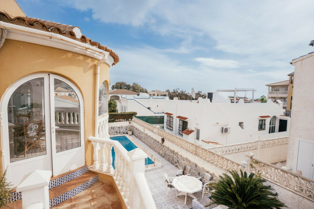 Detached Villa Villamartin Alicante - image 4