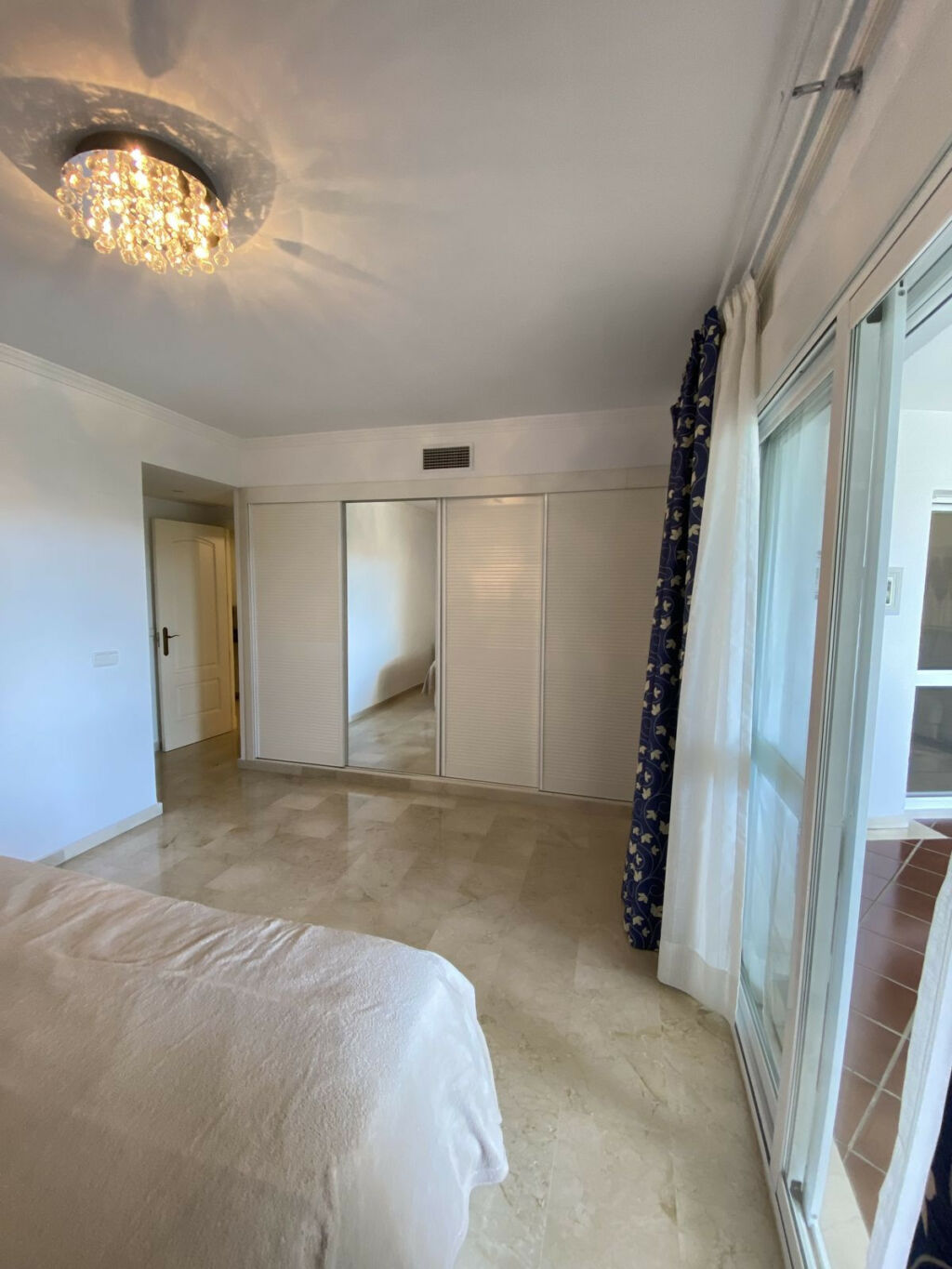 Middle Floor Apartment Puerto Banús Málaga - image 4