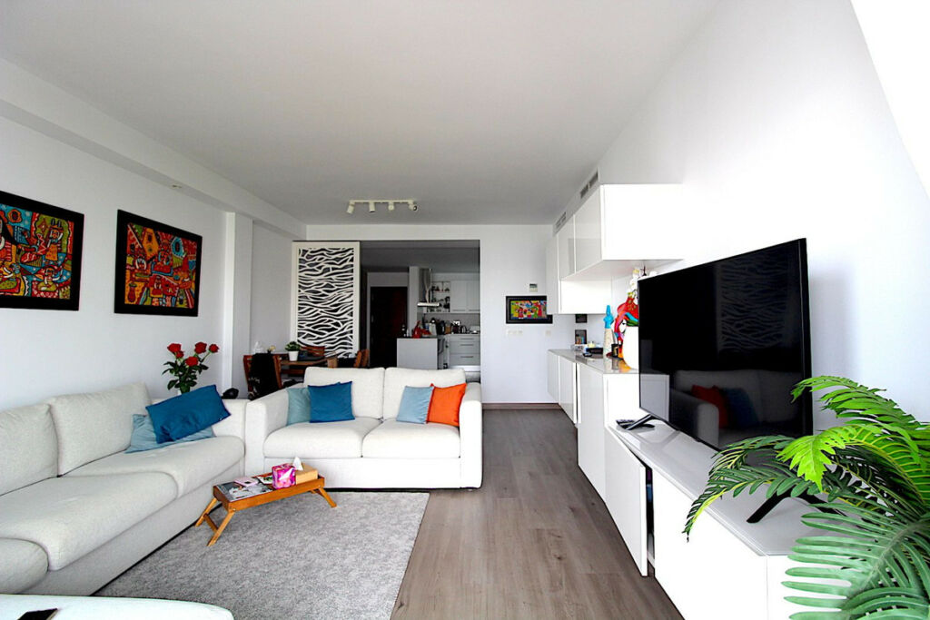 Middle Floor Apartment Estepona Málaga - image 4