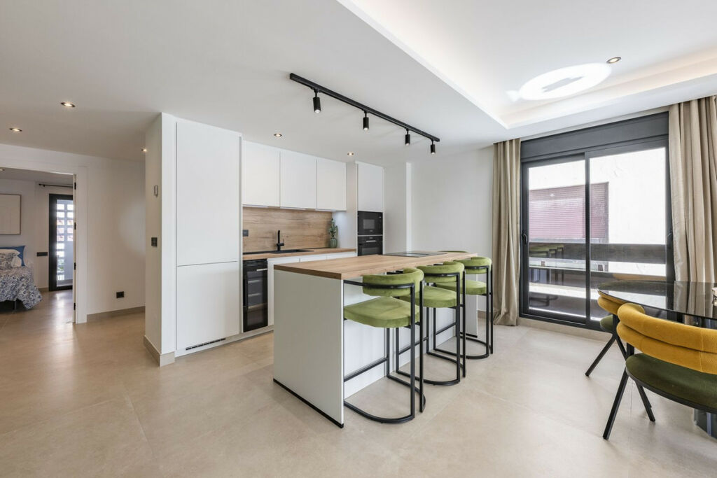 Middle Floor Apartment Nueva Andalucía Málaga - image 4