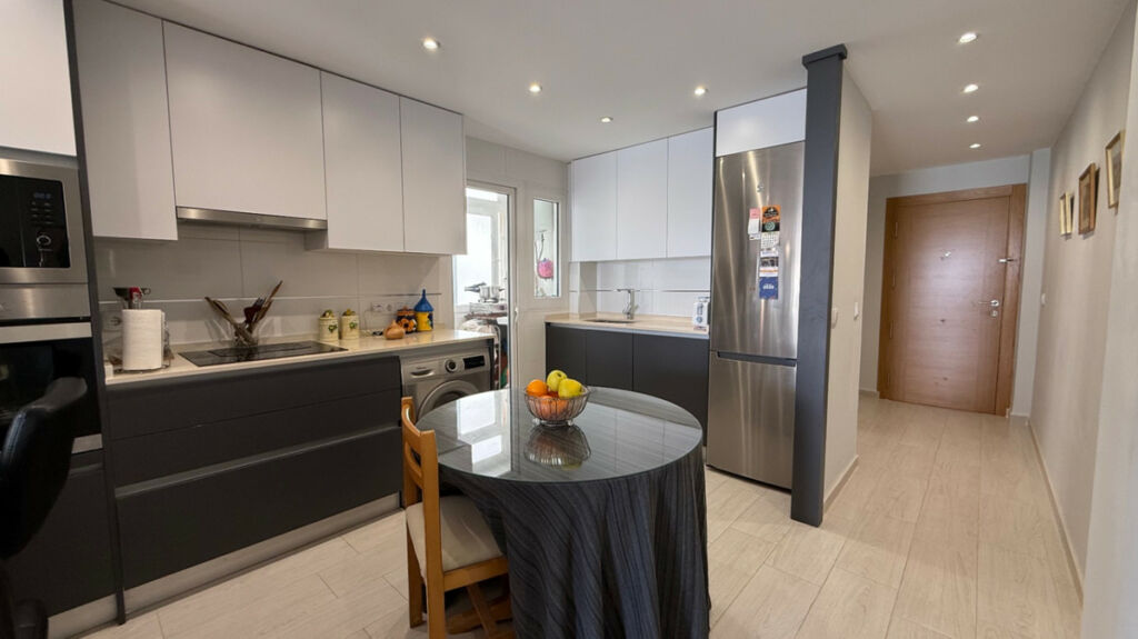 Middle Floor Apartment Torrevieja Alicante - image 4