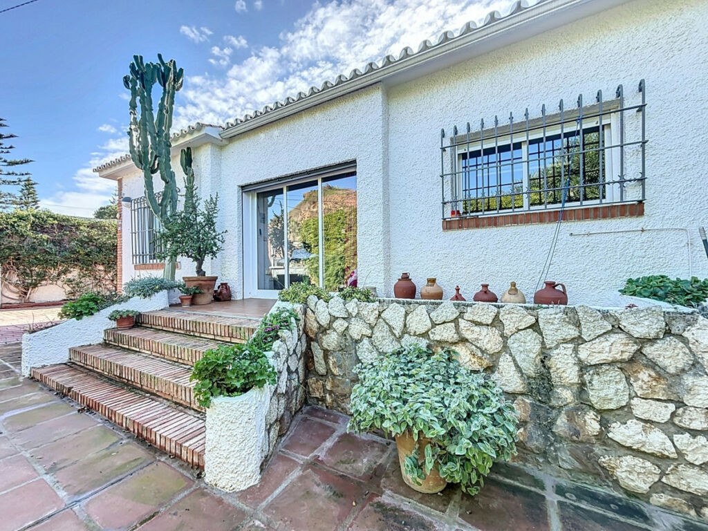 Detached Villa Almayate Málaga - image 5