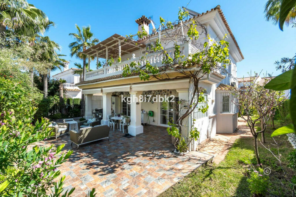 Detached Villa Estepona Málaga - image 4
