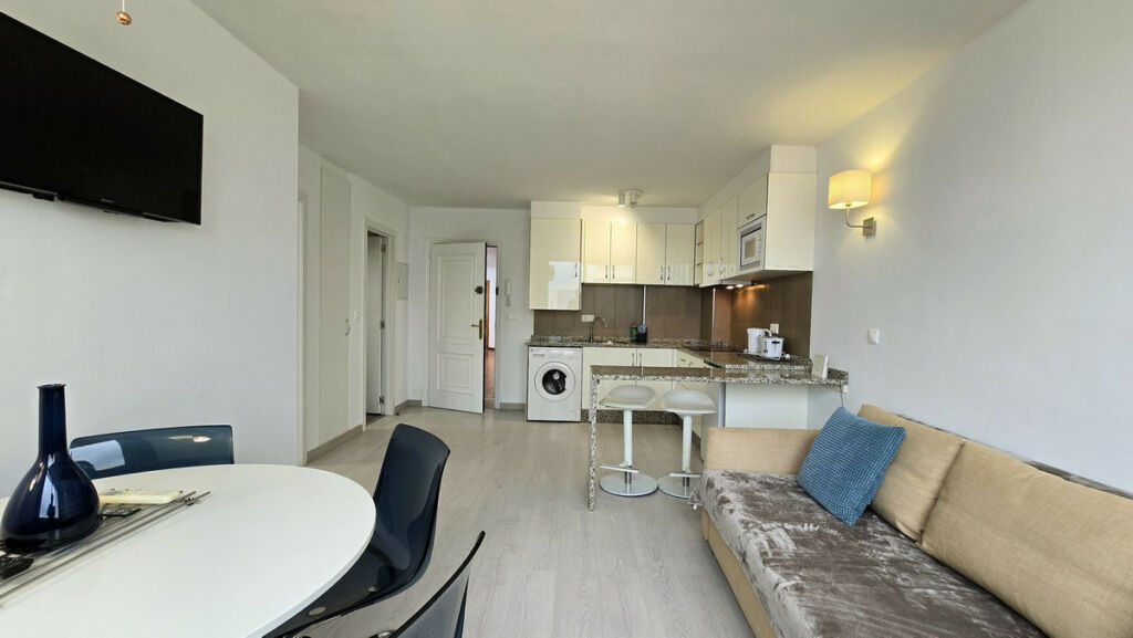 Middle Floor Apartment Puerto Banús Málaga - image 2