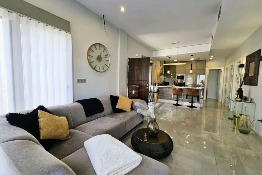 Detached Villa Villamartin Alicante - image 4
