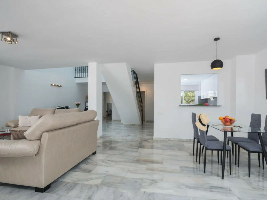 Townhouse Atalaya Málaga - image 4