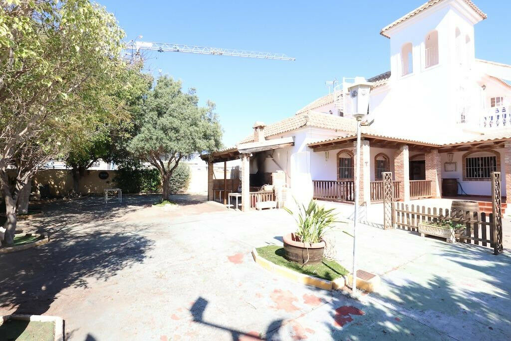 Detached Villa La Zenia Alicante - image 4