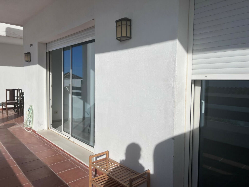 Middle Floor Apartment Estepona Málaga - image 4