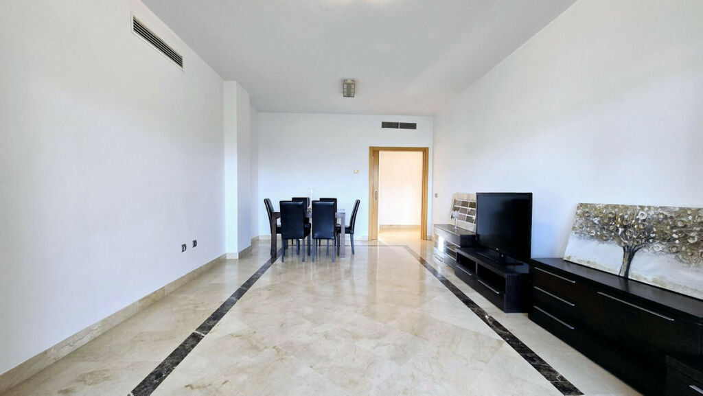 Middle Floor Apartment Estepona Málaga - image 4