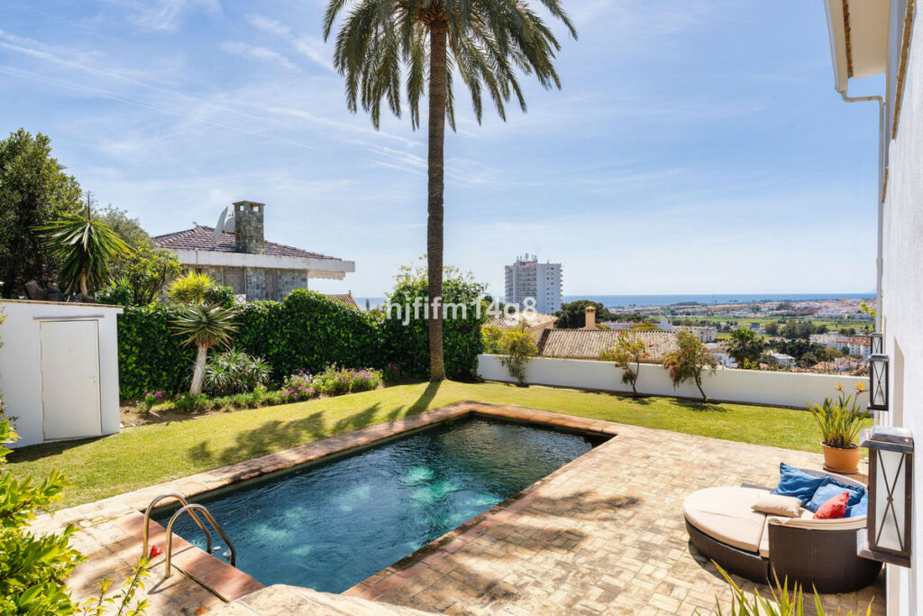 Detached Villa Nueva Andalucía Málaga - image 4