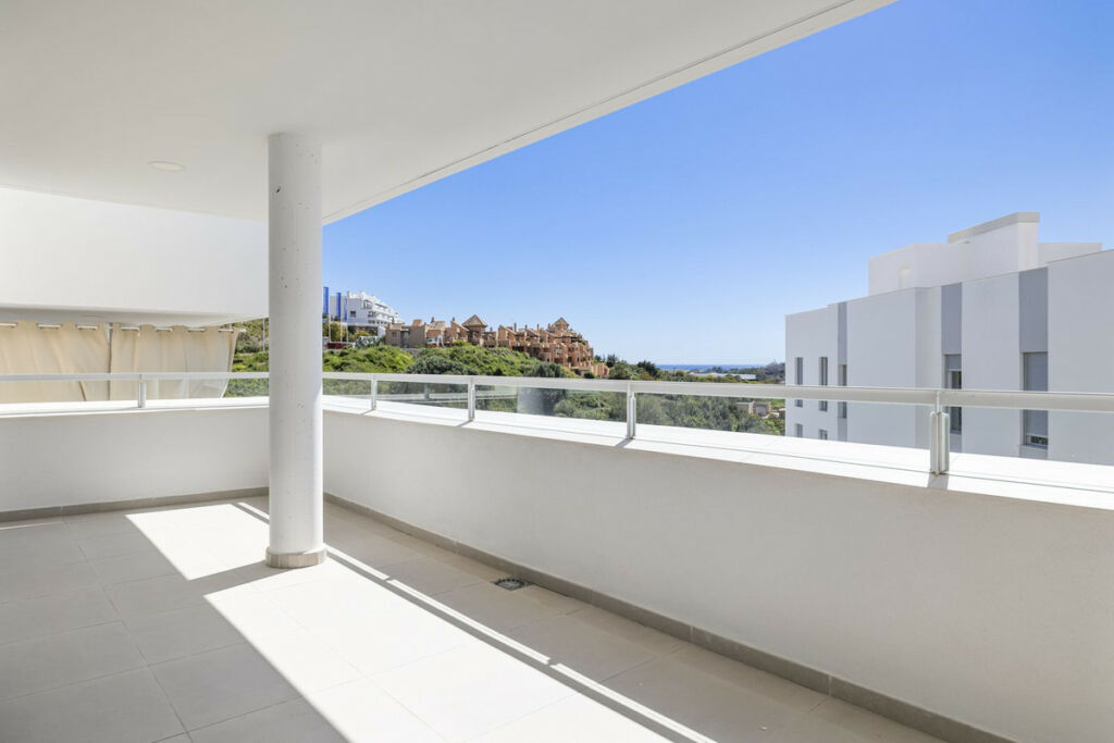 Middle Floor Apartment Cancelada Málaga - image 4