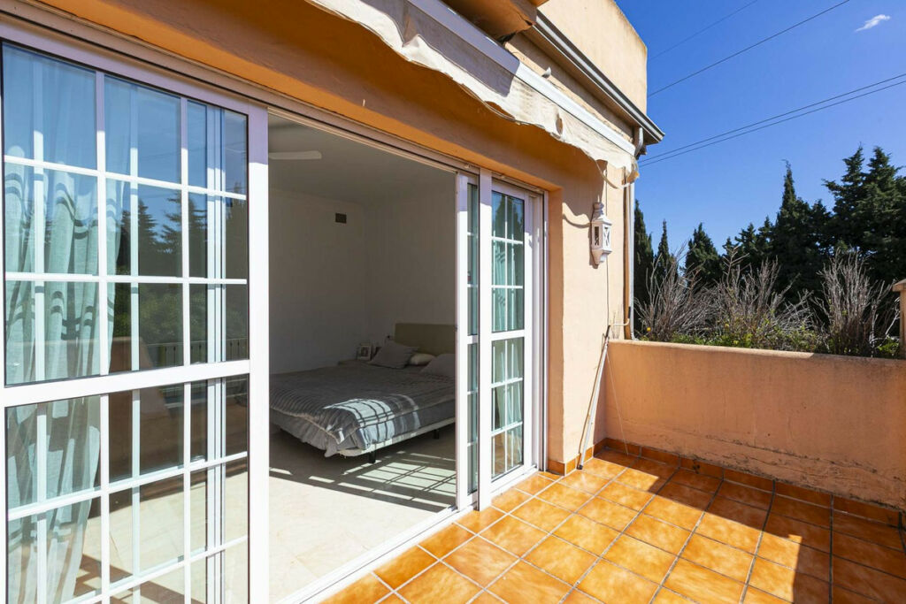 Townhouse Nagüeles Málaga - image 4