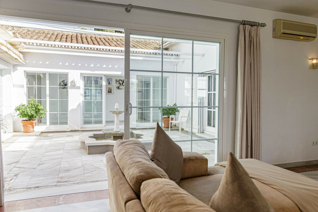 Detached Villa El Paraiso Málaga - image 4