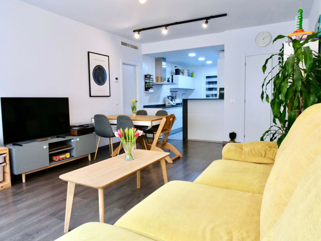 Middle Floor Apartment Estepona Málaga - image 4