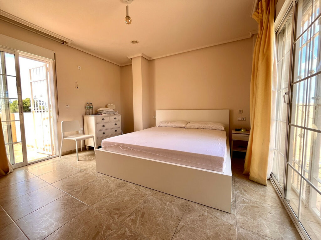 Detached Villa La Zenia Alicante - image 4