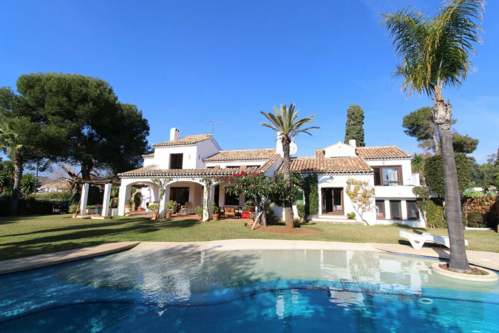 Detached Villa New Golden Mile Málaga - image 4