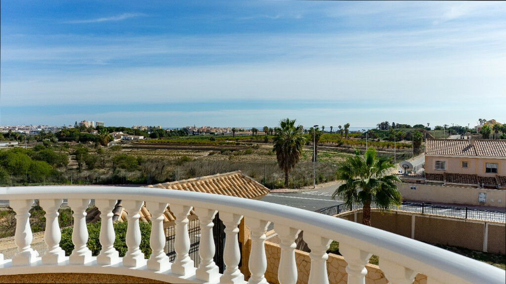 Detached Villa Los Altos Alicante - image 4
