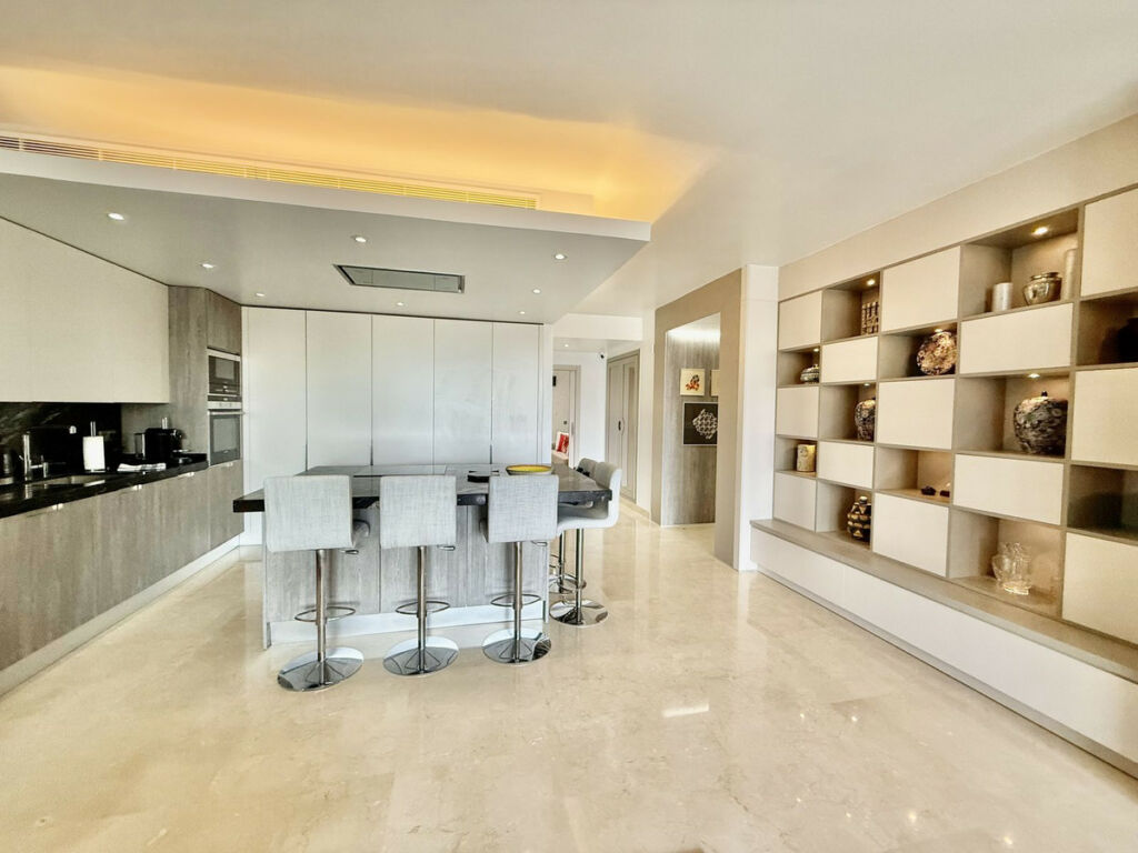 Middle Floor Apartment The Golden Mile Málaga - image 4