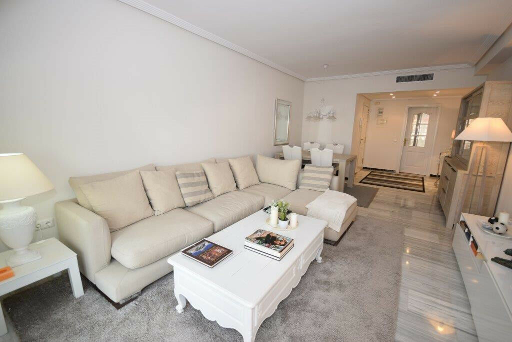 Middle Floor Apartment Puerto Banús Málaga - image 4