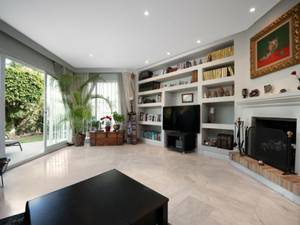 Townhouse Sierra Blanca Málaga - image 4