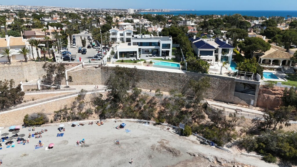 Detached Villa Cabo Roig Alicante - image 4