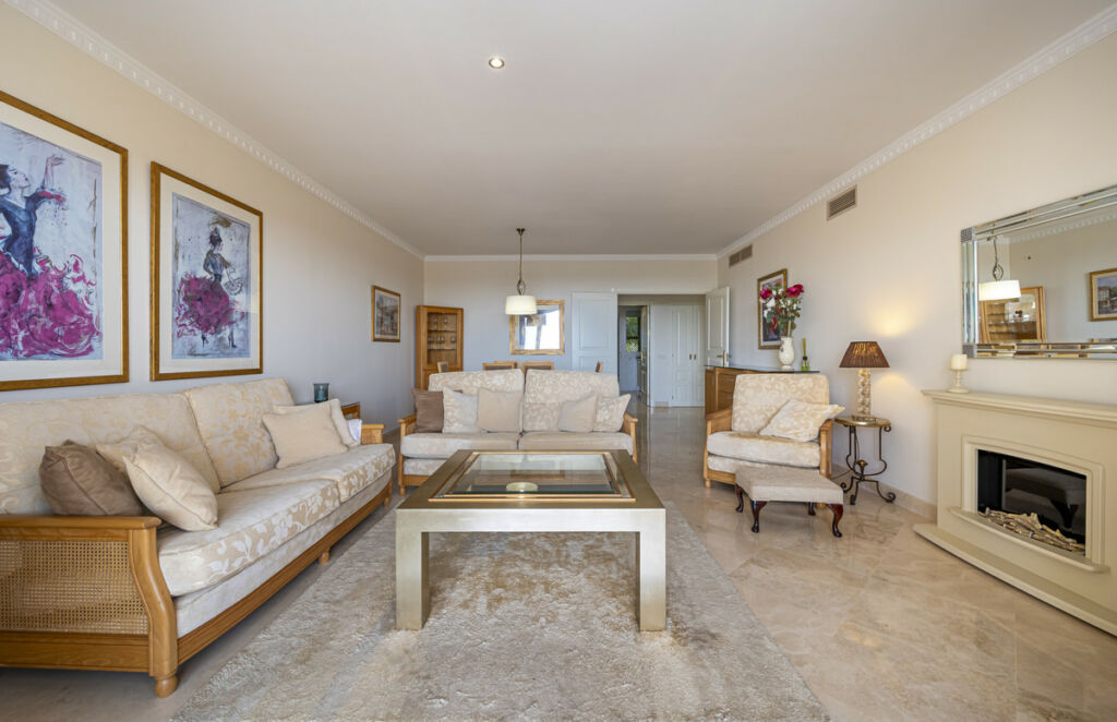 Middle Floor Apartment Estepona Málaga - image 4