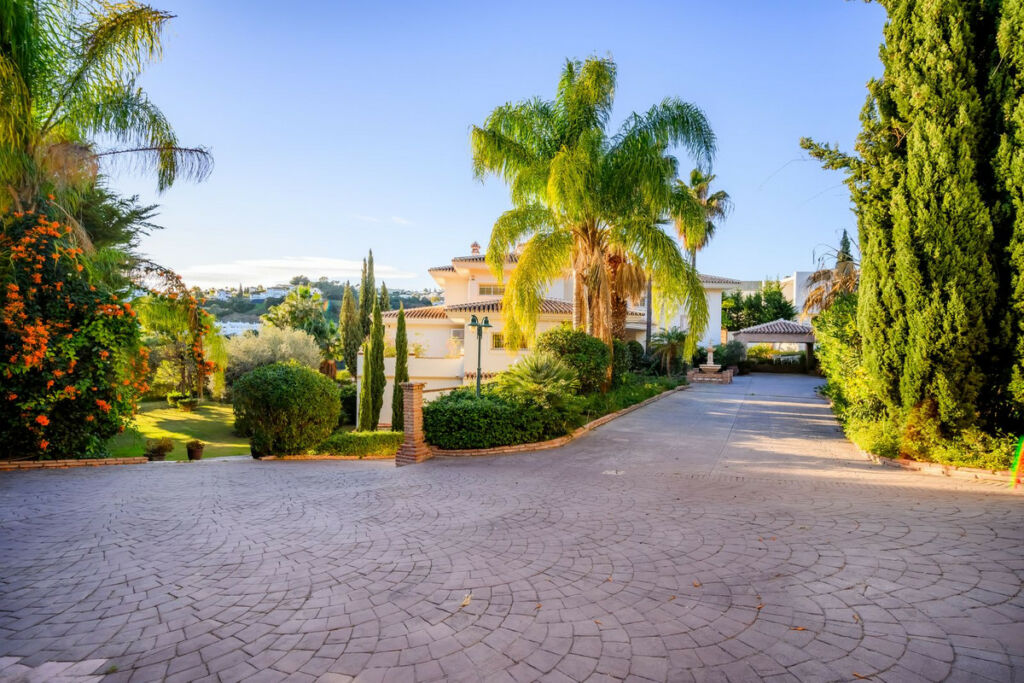 Detached Villa Nueva Andalucía Málaga - image 24